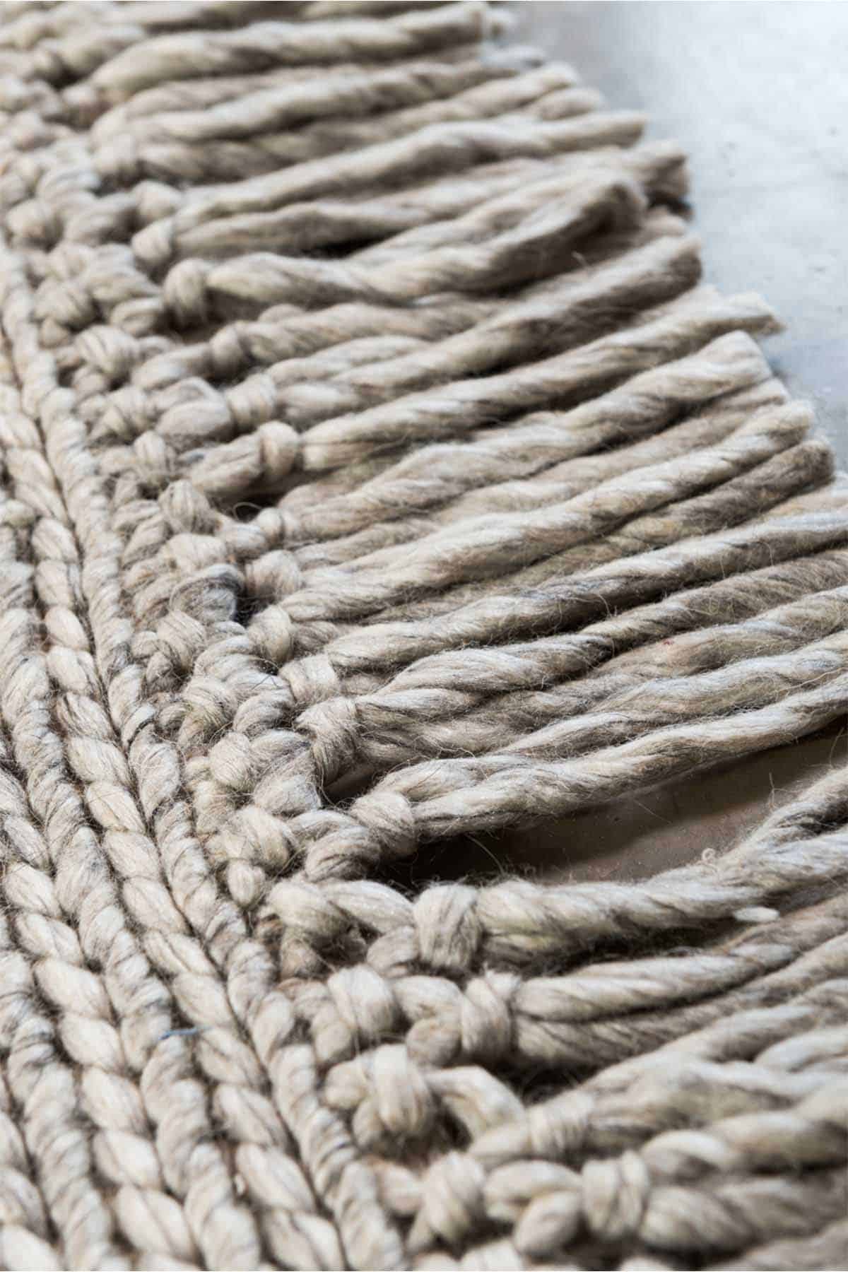 שטיח פילטון FTN-05 | שטיח צמר אפור עם פרנזים