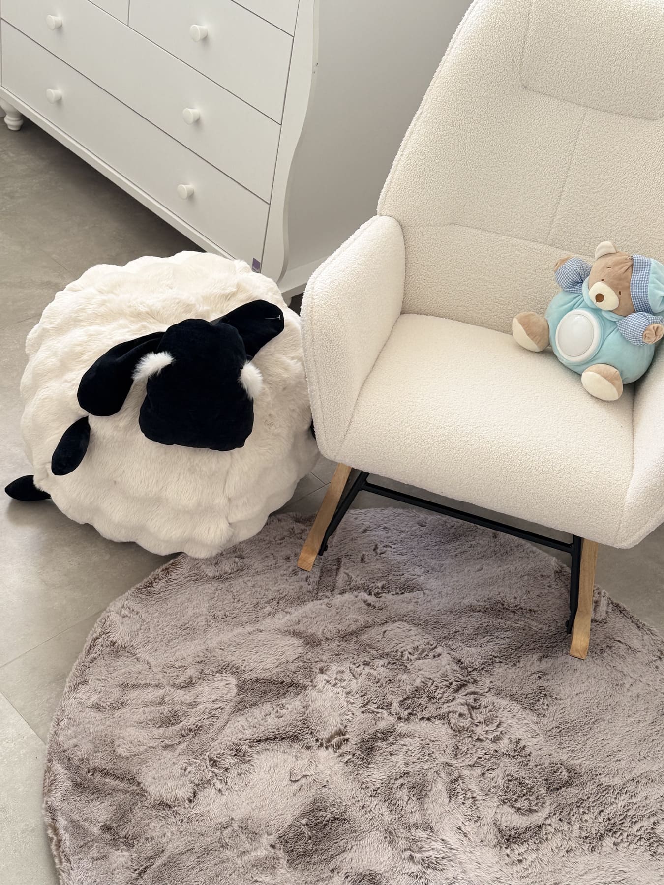 פוף כסא לילדים בצורה של כבשה מבד פרווה בגוון שמנת